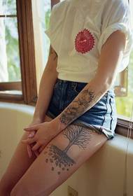 Osobnost djevojka mala ruka bedro crtana beba veliko drvo tetovaža ilustracija