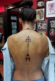 Tatuaje simple de arco e frecha en 15 mulleres