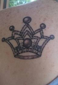 Mužské ľavé rameno na čiernom geometrickom prvku tetovanie koruny jednoduchá čiara tetovanie ilustrácie