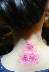 Trīs rozā ziedu tetovējumi izskatās īpaši skaisti
