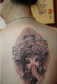 Muodikas naisen selkäosa mustan ja valkoisen norsunjumalan tatuointikuviolla