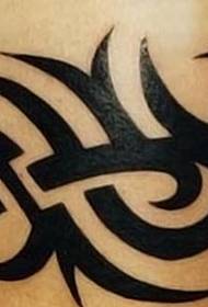 Cool černé kmenové totem tetování, které se líbí několika mužům