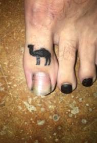 Instep tatuering, manlig tå, svart kamel tatuering bild