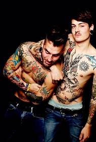 Bonica foto d'homes de tatuatges europeus i americans