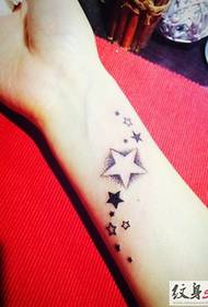 Mazs zvaigžņu tetovējuma raksts meitenēm