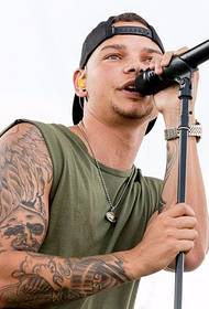 Patrón de tatuaje na guapa cantante masculina de música country Kane Brown