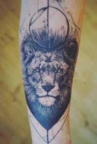 Lion head tatoveringsbillede drengens arm Lion head tattoo billede
