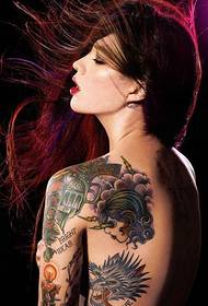 Tatuajul creativ cu totem feminin al frumuseții sexy