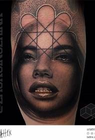 Persoanlik realistysk útsnien swart en wyt tatueringspatroon foar froulik portret