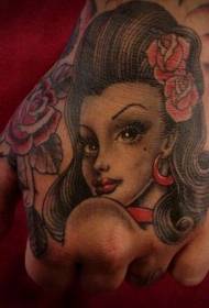 Ritratto di donna di colore retro della mano della vecchia scuola con motivo a tatuaggio rosa