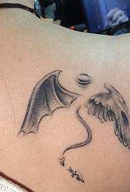 Красива и свежа раменна крила татуировка на раменете