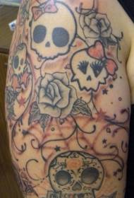 Padrão de tatuagem minimalista de flor e caveira no ombro