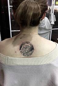 Fotografi e personalizuar e tatuazheve toteme poshtë qafës së vajzës