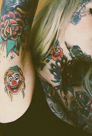 Menina selvagem moda linda tatuagem totem tatuagem