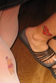 Kāju krāsa mazas meitenes sirdī un pūka tetovējuma raksts