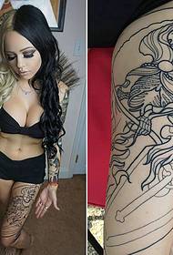 Liten jente sprenger sexy og iøynefallende mote totem tatovering