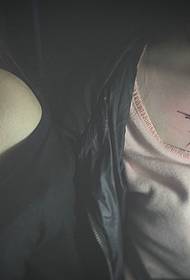 Madár tetoválás a vállán a nővérek között