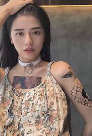Μετά από 90 κορίτσια έχουν ένα υπέροχο τατουάζ τατουάζ τατουάζ