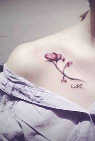 Pulchram puellam de humero, et pulcher tattoos sunt plena florum