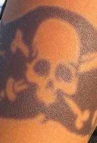 Piratų vėliavos juodo tatuiruotės raštas
