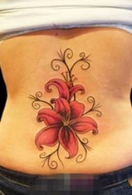 Grupa małych i pięknych wzorów tatuaży na kwiatach