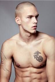 Estilo europeo e americano guapo tendencia de moda fotos de tatuaxes