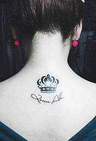 아름다운 여자의 뒤에 서있는 크라운 문신