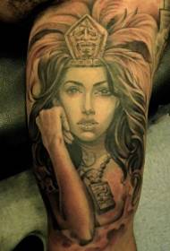 大きな腕の美しいアステカ女戦士の肖像画のタトゥーパターン