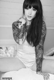 Crno siva žena tetovaža uzorak