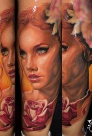 Labai gražus moters portretas tikroviškas tatuiruotės modelis