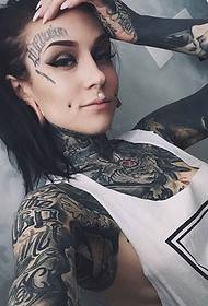 Όμορφη φλερτ έχει ένα διαφορετικό τατουάζ τοτέμ