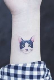 Un set de tatuaje mici, proaspete și mici pe animale