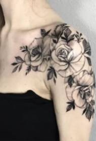 Szexi vállvirág tetoválás, amely alkalmas a lányok körömcsontjának vállvirág tetoválására