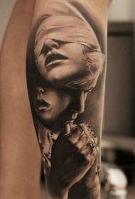 Kalvesvart grå stil skummel kvinne med tatoveringsbandasje i bandasje
