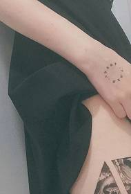 Neliels svaigs tetovējuma raksts sievietēm