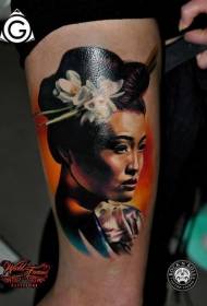 Kojos tikroviškas japoniškos spalvingos geišos moters tatuiruotės modelis