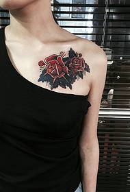 Дві фотографії татуювання червоних троянд під ключицею дівчини з без бретелей