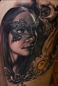 Muller de estilo realismo de pernas con tatuaxe de máscara