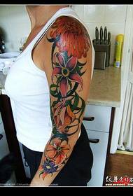 Motif floral de tatouage de bras de fleur