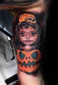 Veľké rameno farba dievča a tekvica hlavy tetovanie vzor