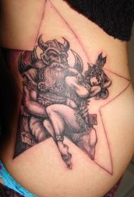 Καφέ πολεμιστής βίκινγκ με μέση με πεντάκτινο μοτίβο τατουάζ αστέρι