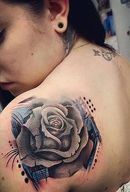 Mystisk sort rose tatovering