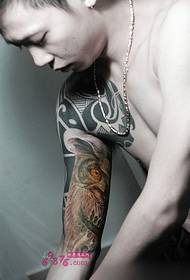 Chlapec módní totem s obrázky sova tetování