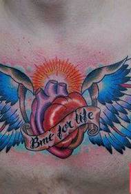 Férfi mellkas mellkasi hűvös szárnyakkal szív tetoválás minta