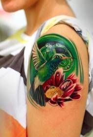 Mielas spalvingas kolibrio gėlių tatuiruotės raštas ant peties