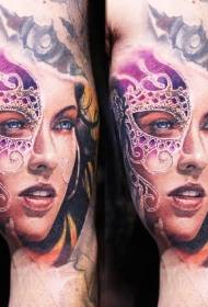 Вялікая рука рэалістычнага колеру жанчына з малюнкам татуіроўкі маскі