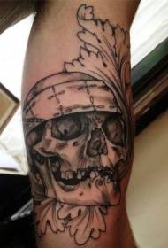 Patrón de tatuaje de calavera pirata negro
