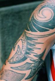 Лијепа племенска тотемска тетоважа на Мануиној руци