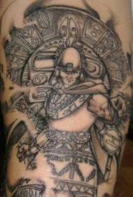 Arm zwart grijs realistische Inca krijger tattoo foto