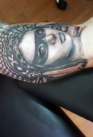 Büyük kol inanılmaz gerçekçi siyah Hintli kadın portre dövme deseni